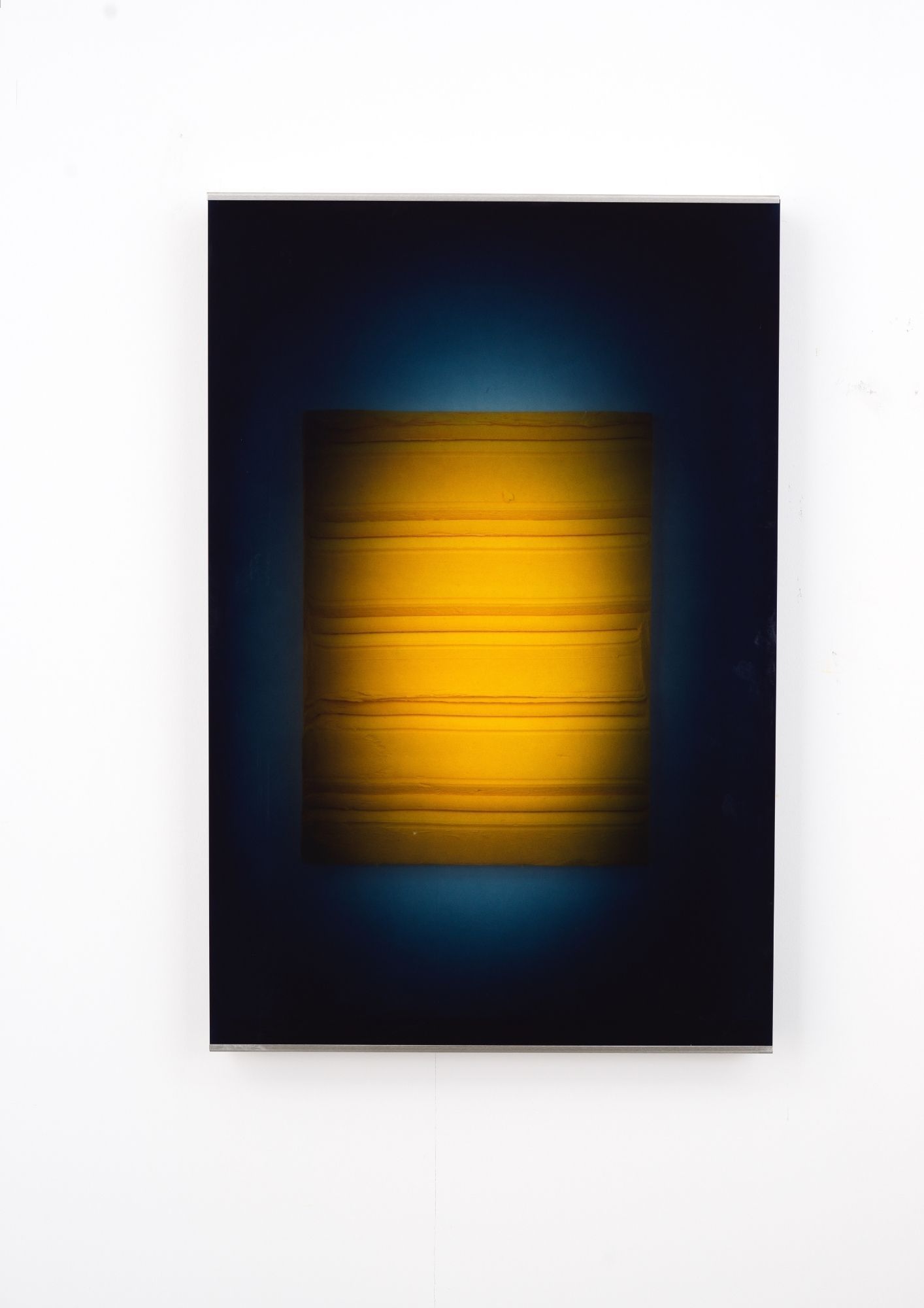 Justin Weiler, Mapp, 2025. Mortier adhésif, pigment, peinture sous verre feuilleté et socle inox - 120 x 80 x 11 cm